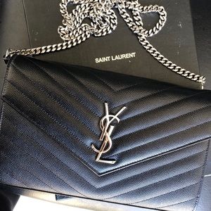 SIZE INFO
9"W x 6"H x 1"D.
19 ½" shoulder strap